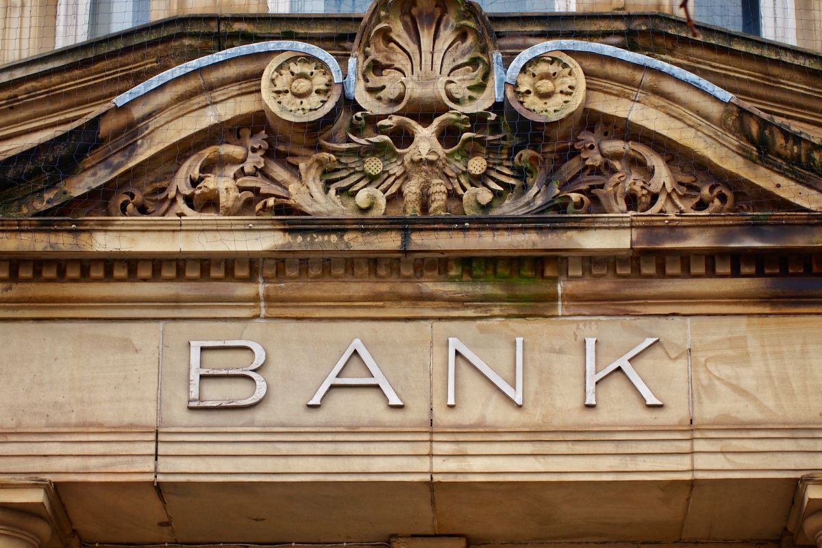 where-do-banks-invest-their-money-stock-maven